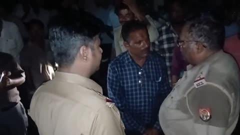 पल्हनापुर गांव में बकरी को बचाने में कुएं में कूदा अधेड़ हुई मौत,पुलिस ने शव को कब्जे में लेकर पोस्टमार्टम को भेजा
पल्हनापुर गांव निवासी हरिओम पाल घर के सामने बने कुएं में बकरी को बचाने के लिए कूद गए।जिससे उनकी मौत हो गई सूचना पर पहुंची पुलिस और फायर ब्रिगेड की टीम ने करीब 4 घंटे बाद उन्हें बाहर निकाला और सीएचसी हवासपुर ले गए जहां ड्यूटी पर मौजूद चिकित्सक डॉक्टर वैभव कटिहार ने मृत घोषित कर दिया।मौत की खबर से परिजनों में कोहराम मच गया।पुलिस ने शव को कब्जे में लेकर पोस्टमार्टम के लिए भेज दिया और वैधानिक कार्यवाही शुरू की है।