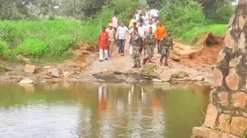 विधायक भानु प्रताप शाही रोड मे फसे तो थार से रोड पार किए