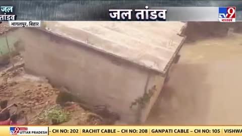 Bihar Flood News _ गंगा नदी का कहर..10 मिनट में नदी में समाए 3 मकान _ Bhagalpur _ Ganga River(360P)