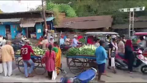 जौनपुर। कोतवाली थाना क्षेत्र के सब्जी मंडी स्थित आदिशक्ति दुर्गा मंदिर के पास रेडी लगाने से लोगो को आवागमन में बादिध हो रहा है