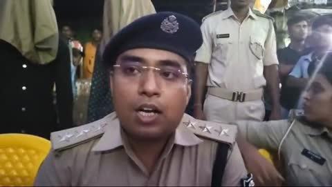 औरंगाबाद पुलिस ने देव थानान्तर्गत अन्तर जिला एवं अन्तर राज्यीय मोटरसाईकिल/तीन पहिया वाहन चोर गिरोह को किया उद्भेदित, चोरी का 02 टेम्पू एवं 01 मोटरसाइकिल के साथ 02 अभियुक्त को किया गिरफ्तार
> पिछले कुछ दिनों से देव थानान्तर्गत 'मोटरसाईकिल एवं टेम्पू चोरी की घटनाएँ घट रही थी। देव थाना अन्तर्गत दिनांक-20.09.2024, 30.09.2024, 02.10.2024 को कुल-03 'मोटरसाईकिल/टेम्पू चोरी की घटनाएँ घटी थी जिस संदर्भ में देव थाना द्वारा सुसंगत धाराओं में कांड दर्ज की गयी थी।
> मोटरसाईकिल एवं टेम्पू चोरी की इन घटनाओ की गंभीरता को देखते हुए पुलिस अधीक्षक औरंगाबाद के द्वारा, SDPO सदर- 02 के नेतृत्व में एक SIT का गठन किया गया और इस SIT को इन सभी कांडों का उद्भेदन, अभियुक्तों की गिरफ्तारी एवं चोरी किये गए मोटरसाईकिल एवं टेम्पू की बारामदगी की जिम्मेदारी सौंपी गई।
> CCTV फुटेज के अवलोकन, तकनीकी विश्लेषण एवं आसूचना संकलन के आधार पर SIT के द्वारा कांड का सफल उद्भेदन करते हुए अन्तर जिला एवं अन्तर राज्यीय मोटरसाईकिल/तीन पहिया वाहन चोर गिरोह का पता लगाकर कुल 02 अभियुक्तों को गिरफ्तार किया गया।
> गिरफ्तारी उपरांत अभियुक्तों ने अपने स्वीकारोक्ति बयान में अनेकों वाहन चोरी की घटनाओं को अंजाम देने की बात को स्वीकार करते हुए उपरोक्त सभी घटनाओं को करने की बात को स्वीकार किया।
> गिरफ्तारी-
• अभिषेक कुमार मेहता उम्र 23 वर्ष पे0 रामनरेश प्रसाद सा०-तरवन कला थाना-पिपरा जिला-पलामू, झारखंड
• सूरज कुमार उम्र-19 वर्ष पे0-ललन राम सा०-कौआखोह थाना-हरिहरगंज जिला-पलामू झारखंड ।
> बरामदगी-
01. 02 टेम्पू
02. 01 मोटरसाईकिल ।