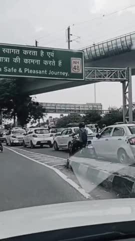 Delhi ki sadak dekhblo or fir bihar ki dekh lena