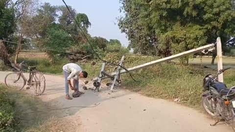 श्री का पुरवा गांव के पास अज्ञात वाहन की टक्कर से विद्युत पोल टूटा, विद्युत कर्मियों ने सप्लाई शुरू करने के लिए प्रयास किए शुरू
रविवार की शाम करीब 4 बजे सिकंदरा तहसील क्षेत्र के श्री का पुरवा गांव में अज्ञात वाहन ने विद्युत पोल में जोरदार टक्कर मार दी। जिससे विद्युत पोल टूट गया और बिजली के तार मुख्य मार्ग पर गिर गए।जिससे ग्रामीणों में हड़कंप मच गया।जबकि विद्युत सप्लाई ठप्प हो गई। ग्रामीणों की सूचना पर पहुंचे विद्युत कर्मियों ने विद्युत सप्लाई शुरू करने के लिए विद्युत लाइन में काम शुरू किया।ग्रामीणों ने बताया कि कुछ समय पहले ही धान काटने वाली मशीन ने टक्कर मार दी थी। जिसे विद्युत सप्लाई ठप्प हो गई है। फिलहाल विद्युत कर्मी विद्युत सप्लाई शुरू करने के लिए लगातार काम कर रहे हैं।