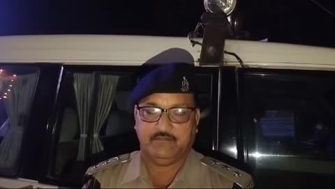 उरई जालौन न्यूज़ 
जालौन कोतवाली पुलिस द्वारा एक अज्ञात युवक के शब मिलने से क्षेत्र मे मचा हड़कंप पूरा में क्षेत्रान्तर्गत एक अज्ञात व्यक्ति का शव मिलने के सम्बन्ध में क्षेत्राधिकारी जालौन श्री शैलेन्द्र कुमार बाजपेयी द्वारा दी गयी बाइट।