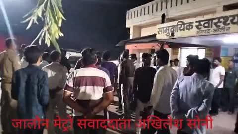 चार पहिए वाहन ने स्कूटी में मारी टक्कर हुई युवक की मौत 
जालौन मेट्रो संवाददाता अखिलेश सोनी जालौन 
जालौन कोतवाली क्षेत्र के ग्राम अकोदी दुबे पर उरई से जालौन आते समय चार पहिए वाहन ने स्कूटी में मारी टक्कर युवक की हुई मौत मृतक का नाम अमित कुमार गौतम पुत्र रतिराम गौतम मोहल्ला दलालनपुरा जालौन मृतक अमित कुमार गौतम उरई से जालौन आ रहा था तभी  पांच गाड़ी ने पीछे सेup 92AN 4737 स्कूटी में up 92v7805 टक्कर मार दी दोनों गाड़ी खाई में गिर गई स्कूटी चालक अमित कुमार गौतम को एंबुलेंस की सहायता से स्वास्थ्य सामुदायिक केंद्र जालौन लाया गया स्वास्थ्य सामुदायिक केंद्र में मृतक घोषित कर दिया गया स्थानी पुलिस ने शव को कब्जे में लेकर पंचनामा भर कर पोस्टमार्टम के लिए भेज दिया गया