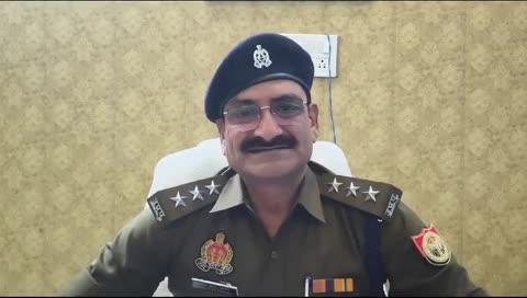 जालौन में बदमाश ने पुलिस कर्मियों पर तमंचे से की फायरिंग, पुलिसकर्मियों पर फायरिंग कर बदमाश मौके से हुआ फरार, मोहल्ले में तमंचा लहराने की सूचना पर पहुंची थी पुलिस, आरोपी को पकड़ने पहुंचे थे पुलिस कर्मियों पर की फायरिंग, आरोपी बीरू की गिरफ्तारी के लिए टीम गठित, उरई कोतवाली क्षेत्र के मोहल्ला इंद्रानगर का मामला!!