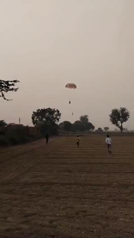 लोकेशन। उत्तर प्रदेश,आगरा बिग ब्रेकिंग
आगरा में सेना का विमान हुआ क्रेश जमीन पर गिरते ही लगी आग।
पायलट सहित दो लोगों ने कूदकर बचाई जान।
विमान से दो किलोमीटर दूर गिरे पायलट और उसका साथी।
कागारौल के गांव सोनिगा गांव के पास खाली खेतों में गिरा विमान।