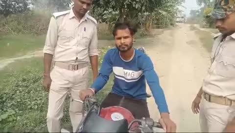 गोपालगंज में बाइक की सीट के नीचे से शराब बरामद, एक गिरफ्तार
संवाददाता / गोपालगंज 
बिहार में शराब की तस्करी (Liquor Smuggling In Bihar) थमने का नाम नहीं ले रहा है. तस्कर बिहार में शराब सप्लाई करने के लिए नए नए तरीके अपना रहे हे हैं. ताजा मामला गोपालगंज का है, जहां पुलिस ने बाइक की सीट के नीचे से शराब बरामद की है.