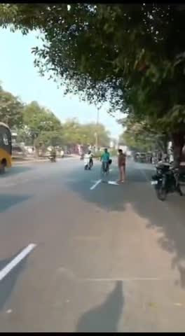 UP POLICE का एक और शर्मशार करने वाला Video 
देखिए शराब के नशे में हेड कांस्टेबल सड़क पेशाब कर रहा है !!
यूपी के आगरा में शहीदनगर चौकी का है और महोदय का नाम बबलू कुमार है 
@Uppolice