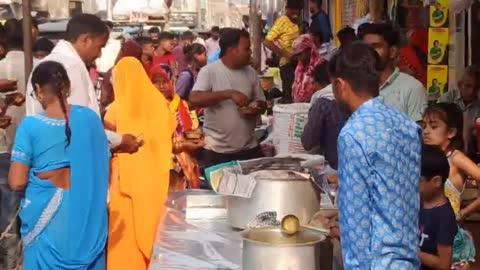 श्री खाटू श्याम जन्मोत्सव पर हुआ प्रसाद वितरण
बिधूना (औरैया)। कस्बे के मैन बाजार में व्यापार एसोसिएशन के अध्यक्ष सुमेन्द्र पोरवाल ने किया प्रसाद वितरण।