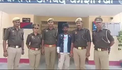 करारी पुलिस की दबिश का असर, 25 हज़ार का इनामी लवकुश गिरफ्त में। रेप के संगीन मामले में लंबे समय से था फरार, तियरा जमालपुर में छिपे आरोपी को किया धर दबोच। कानून के शिकंजे में आरोपी, न्याय की राह हुई आसान। पुलिस की मुस्तैदी और साहसिक कदम को सलाम!