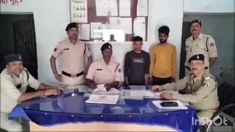 दीगर राज्य से आकर गाड़ी चोरी करने वालों आरोपियों को हिर्री पुलिस ने गिरफ्तार कर भेजा जेल
अप.क. 327/2024
धारा 303(2), 3(5) बी .एन.एस.
आरोपीगण पिता रोस्तम अंसारी उम्र 25 साल साकिन पेन्डिली थाना मेराल जिला गढ़वा झारखंड, 2. नेजाम अंसारी पिता इशू अंसारी उम्र 23 साल साकिन पेंडिली थाना मेराल जिला गढ़वा झारखण्ड 
विवरणः मामले का संक्षिप्त विवरण इस प्रकार है कि प्रार्थी मृत्युंजय सिंह पिता प्रेमप्रकाश सिंह उम्र 32 साल साकिन झलफा थाना हिरी जिला बिलासपुर छ.ग. द्वारा प्रथम सूचना पत्र दर्ज कराया गया कि उसकी ट्रेलर क्रमांक सीजी 22 की 1748 जो कि राज भोजनालय के पीछे यार्ड पेण्डीडीह में खड़ी थी का जीपीएस तोड़कर कोई अज्ञात चोर चोरी कर ले गया है सूचना मिलने पर वरिष्ठ अधिकारियों को अवगत कराते हुये माननीय पुलिस अधीक्षक महोदय श्री रजनेश सिंह, अतिरिक्त पुलिस अधीक्षक श्री अनुज कुमार एवं नगर पुलिस अधीक्षक महोदय चकरभाठा श्री डी.आर. टण्डन को अवगत कराया गया एवं उनके निर्देश पर टीम बनाकर आरोपी की पतासाजी की जा रही थी तभी पता चला कि चोरी गई ट्रेलर रायगढ़ जिन्दल पॉवर प्लॉट पार्किंग यार्ड में दिखी है सूचना पर हमराह गवाह प्रार्थी के पुलिस टीम को रवाना किया गया जो रायगढ़ जाकर घेराबंदी कर आरोपी खुर्शीद अंसारी एवं नेजाम असांरी को पकड़े. आरोपी नेजाम अंसारी ने अपने मेमोरण्डम कथन में बताया कि वह तीन साल तक प्रार्थी की टेलर गाड़ी चलाता था विगत 01 माह पूर्व गाड़ी चलाना छोड दिया तथा अपने गांव पेन्डिली थाना मेराल जिला गढ़‌वा झारखण्ड में अपने साथी खुर्शीद अंसारी के साथ चोरी का प्लान बनाकर दिनांक 12.11.2024 को यहां आया एवं मौका पाकर प्रार्थी की ट्रेलर क्रमांक सीजी 22 व्ही 1748 के जीपीएस सिस्टम एवं लॉक को अपने साथ लाये पेचकश से तोड़कर दिनांक 13.11.2024 के रात्रि 01:15 बजे ले गया जो रायगढ़ में पुलिस टीम द्वारा पकड़ा गया। आरोपी खुर्शीद अंसारी एवं नेजाम अंसारी के संयुक्त कब्जे से ट्रेलर क्रमांक सीजी 22 व्ही 1748 कीमती 2500000/-रूपये एवं जीपीएस एवं टूटा हुआ लॉक तथा पेचकश जप्त कर आरोपी 1. खुर्शीद अंसारी पिता रोस्तम अंसारी उम्र 25 साल, 2. नेजाम अंसारी पिता इशु अंसारी उम्र 23 साल साकिनान पेन्डिली याना मेराल जिला गढ़वा झारखण्ड को विधिवत दिनांक 14.11.2024 को गिरफ्तार कर ज्युडिशियल रिमाण्ड पर भेजा गया है।
उक्त कार्यवाही में योगदानः निरीक्षक किशोर केंवट, उप निरीक्षक सुरेश शर्मा, सहायक उप निरीक्षक दिवाकर सिंह, सहायक उप निरीक्षक बी.एस. राजपूत, प्र०आर० 846 संतोष यादव, आरक्षक 1383 जितेन्द्र जगत का विशेष योगदान रहा।