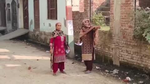 Video viral: होने पर 7 पुलिसकर्मी निलंबित अखिलेश बोले- डोल रहा सिहांसन..देखें VIDEO
लखनऊ: उत्तर प्रदेश की 9 सीटों से पर उपचुनाव की वोटिंग हो रही है। उम्मीदों के विपरीत सीसामऊ और कुदरंकी में हँगामा हो गया। जिससे नेताओं में खूब जुबानी जंग हुई। अब मीरापुर विधानसभा सीट से वोटिंग के बीच लोकतंत्रिक मूल्यों को कुचलने वाला वीडियो सामने आया है।
वीडियो में एक पुलिस कर्मचारी वोटरों पर रिवाल्वर ताने हुए दिखाई दे रहा है। वीडियो में दिख पुलिस कर्मचारी SHO बताया जा रहा है। आरोप है कि वह रिवाल्वर से वोटरों को धमका रहा है।
यही एक वीडियो है, जिससे उत्तर प्रदेश पुलिस प्रशासन की पोल खुल गई। इस वीडियो को अपने आधिकारिक सोशल मीडिया एक्स पर पोस्ट कर चुनाव आयोग से आरोपी पुलिस कर्मचारियों को निलंबित करने को कहा है। यादव न कहा कि रिवाल्वर से पुलिस कर्मचारी वोटरों को धमका रहा है।
इस वीडियो के आधार पर चुनाव आयोग ने सात पुलिस कर्मियों को सस्पेंड कर दिया है। जिसमें मुरादाबाद के तीन, मुजफ्फरनगर में दो और कानपुर में दो पुलिसकर्मियों पर गाज गिरी है। उत्तर प्रदेश के कानपुर में सस्पेंड दोनों पुलिस कर्मचारी सब इंस्पेक्टर हैं
अखिलेश के निशाने पर इतने अधिकारी
इसके बाद अखिलेश यादव प्रेस कॉन्फ्रेंस सपा कार्यालय प्रेस कॉन्फ्रेंस की। सपा सुप्रीमो ने नाम लेकर चुनाव में तैनात पुलिस कर्मचारियों व कमिश्नर पर चुनाव में गड़बड़ी करने का आरोप लगाया है। उन्होंने कहा कि कानपुर के पुलिस कमिश्नर से मैंने बात की। मेरे उपचुनाव में वह कन्नौज के एसपी थे। मैंने उनसे कहा कि यह क्या हो रहा है। कुंदरकी के थानाध्याक्ष प्रदीप कुमार, एडीएम मुरादाबाद अजय प्रताप सिंह, मुरादाबाद के मंडलायुक्त आंजनेय कुमार सिंह चुनाव में गड़बड़ी कर रहे हैं। आयोग इन्हें तुरन्त हटाए।
इसके अलावा, मैनाडेर की थानाध्यक्ष किरणपाल सिंह, मीरापुर पुलिस थााध्यक्ष अखिलेश प्रताप सिंह, सीसामऊ के दिनेश त्रिपाठी, कानपुर के डीसीपी सेंट्रल, चमनगंज इंस्पेक्टर दिनेश प्रताप बिष्ट, रमेश श्रीवास्तव इंस्पेक्टर करनैलगंज को जानबूझकर मतदान रोकने के लिए पोस्ट दी गई है। कानपुर में चमनगंज और करनैलगंज में सबसे ज्यादा वोट सपा को मिलना है।