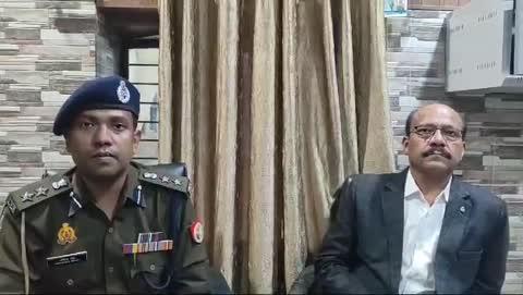 SHO द्वारा वोटर पर पिस्टल ताने जाने की वीडियो वायरल होने के बाद पुलिस कप्तान ने जांच के बाद इंस्पेक्टर को क्लीन चिट दें दी है। एसएसपी का कहना है वोटिंग के दौरान पथराव हुआ था। भीड़ को नियंत्रित करने के लिए आत्मरक्षा मे पिस्टल निकालनी पड़ी थी। यह वीडियो अखिलेश यादव ने पोस्ट की थी।
लोकेशन : मुज़फ्फरनगर UP 
#Elections #byPolll #Meerapur