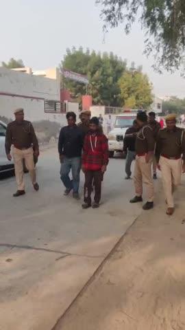 सादुलपुर, पुलिस ने चोरी के आरोपियों का पैदल जुलूस निकालकर न्ययालय में पेश किया इस दौरान आरोपी कान पकड़े बीच बाजार पैदल निकले पुलिस ने आरोपियों को पुलिस थाने से रेल्वे स्टेशन नद प्लाजा बिजली बोर्ड बस स्टैंड होते हुवे न्यायलय तक पैदल लेकर गयी । इस दौरान आरोपी कान पकड़कर माफी मांगते नजर आए । वही पुलिस ने आरोपियों के कब्जा से सोने के आभुषण अनुमानित   कीमत 06 लाख की बरामदगी की गईं। बाद अनुसंधान मुल्जिमान जितेन्द्र कुमार व मनोज कुमार से चोरी किए गए सोने के आभुषण बरामद किये गये। मुल्जिमानो के कब्जा से बरामद सम्पति की कीमत अनुमानित करीब 06 लाख रूपये है।
जितेन्द्र कुमार उर्फ राजू पुत्र हंसराज जाति सुनार उम्र 36 साल निवासी कमेटी गेट पुरानी कुला पंथी रायकोट पुलिस थाना रायकोट जिला लुधियाना पंजाब हाल मेड की चक्की गली नम्बर 09 शिमलापुरी पुलिस थाना शिमलापुरी लुधियाना पंजाब।
मणी उर्फ मनोज पुत्र संजीव कुमार जाति बाहम्ण उम्र 29 साल निवासी मजीठा रोड अमृतसर पंजाब हाल मेड की चक्की गली न० 15 शिमलापुरी पुलिस थाना शिमलापुरी जिला लुधियाना पंजाब को गिरफ्तार किया गया ।