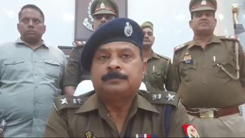 *जालौन के कोटरा में युवक की हत्या का पुलिस ने 24 घण्टे के अंदर किया खुलासा,*
*शराब पार्टी के दौरान दोस्तों ने ही युवक को उतारा था मौत के घाट,नशे में सिर पर डण्डा मारकर की गई थी युवक की हत्या,*
*मामले में पुलिस ने दो आरोपियों को किया गिरफ्तार,आरोपियों की निशानदेही पर आलाकत्ल हुआ बरामद*
पुलिस अधीक्षक द्वारा दी गई बाइट
अकील अहमद ✍🏻
9473962875