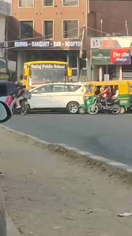 A vekho haal zirakpur da peak hour te.... 8:45am na light na police sabton zada effect hoye students