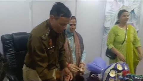 दिल्ली Acp  रतन लाल जी का सालगिरह मनाया गया, साथ ही विनय बिहारी ने DGP गुजरात से video कालिंग पर बात करवाई, DGP अनिल प्रथम जी ने बधाई दिया, विनय बिहारी ने शॉल से acp साहब और भाभी जी का सम्मान के साथ गुलदस्ता देकर बधाई दिया.. साथ मित्र ऋषि शर्मा, साहिल भाई, अली जी व अन्य..(9354524480)