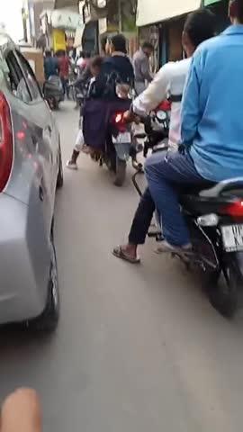 Tilhar chuhrahe pe e rakshaw lagate hai jaam. yeh kaha aur mana jata hai. lekin iska asli karan hai bike. jo dono side se rasta gher lete hai. aur dusri side se aa rahe vahno ko nikne ka rasta nahi milne ke karan jaam lagta hai. aap log se nibedan hai ki e rakshaw walo ko iska jimedar na banaye. jaam ka karan kewal aur kewal bike hai.