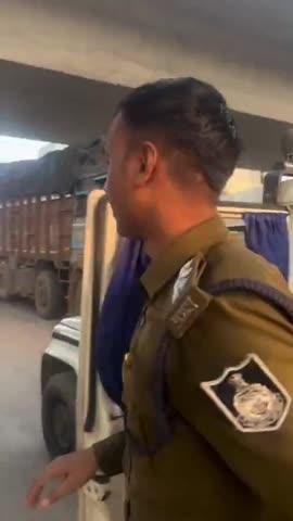 पिता है सरपंच तो बेटे ने लिखवाया सरपंच तो पुलिस ने निकलवाया स्टीकर