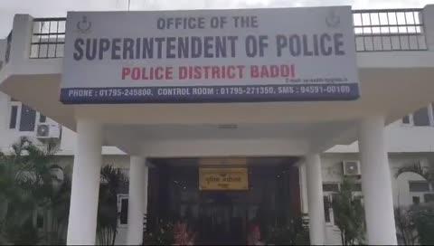 बद्दी एसपी विनोद धीमान ने ली पुलिस अधिकारियों की क्राइम मीटिंग:अपराधों पर अंकुश लगाने और कानून व्यवस्था को सुदृढ़ करने पर दिया जोर
रजनीश ठाकुर बद्दी
बद्दी जिले में अपराधों पर अंकुश लगाने और कानून व्यवस्था को सुदृढ़ करने के लिए क्राइम मीटिंग का आयोजन किया गया। एसपी विनोद धीमान ने एसपी  बद्दी के सभागार कक्ष में क्राइम मीटिंग कर पुलिस अधिकारियों को आवश्यक दिशा निर्देश दिए।
एसपी ने क्राइम मीटिंग के दौरान जिले की कानून व्यवस्था की स्थिति की समीक्षा की। इसके साथ ही पॉक्सो सहित महिलाओं के साथ होने वाले अन्य गंभीर श्रेणी के अपराधों की समीक्षा कर उनकी वर्तमान स्थिति की जानकारी लेते हुए शीघ्र निस्तारण के निर्देश दिए। उन्होंने सभी थानाधिकरियों को रात्रि गश्त पर विशेष सतर्कता बरतने के साथ-साथ क्षेत्र में चोरी, लूट व नकबजनी की घटनाओं को रोकने के लिए और अधिक ठोस कदम उठाने का निर्देश दिए हैं। इसके साथ ही उन्होंने जिले में अवैध हथियार, अवैध शराब, नशीले पदार्थों के कारोबार तथा अवैध कार्यों खनन ,को करने वालों पर सख्ती से कार्रवाई करने के निर्देश दिए है।
क्राइम मीटिंग में हत्या के प्रयास व फायरिंग के मामलों की समीक्षा कर वांछित चल रहे आरोपियों की शीघ्र गिरफ्तारी के निर्देश दिए गए हैं। पुलिस अधीक्षक द्वारा कम्युनिटी पुलिसिंग को बढ़ावा देने के साथ-साथ अन्य लंबित मामलों पर कार्रवाई और तेज करने, वांछित इनामी एवं अन्य अपराधियों की शीघ्र गिरफ्तारी के निर्देश दिए गए हैं।
यातायात नियमों की अवहेलना करने वालों के खिलाफ कार्रवाई करने के भी निर्देश देते हुए गुमशुदा व्यक्तियों और बच्चों की दस्तयाबी के लिए हर संभव प्रयास करने के निर्देश दिए हैं। क्राइम मीटिंग के दौरान डीएसपी बद्दी अभिषेक, थाना प्रभारी बद्दी देवराज ठाकुर ,मानपुरा श्यामलाल कौंडल, बारोटीवाला चमन ठाकुर, महिला थाना प्रभारी सुशील धीमान ,चौकी प्रभारी पुनीत शर्मा और जिले के आला अधिकारी शामिल रहे