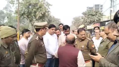 एमडीए की टीम जमीन का कब्जा मुफ्त करने पहुंची भारी पुलिस बल के साथ मौके पर मौजूद सीओ कोतवाली सिटी मजिस्ट्रेट लोगों ने जमकर किया हंगामा लोहिया नगर थाना क्षेत्र का है मामला