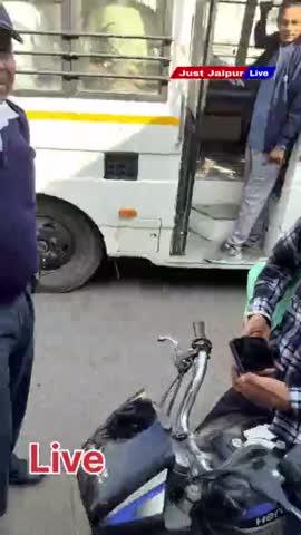 आज LMB होटल सांगानेर से  पुलिस के द्वारा   टू व्हीलर को  समझाइस का काम किया गया  जो हेलमेट नहीं लगा करके चलते हैं  HC  कांस्टेबल रामचरण जी   कांस्टेबल शंकर लाल जी LMB चौराहे  सांगानेर से   और जुड़े रहिए हमारे साथ कमेंट शेयर फॉलो अवश्य करें जस्ट जयपुर लाइव से 
#जस्टजयपुरलाइव