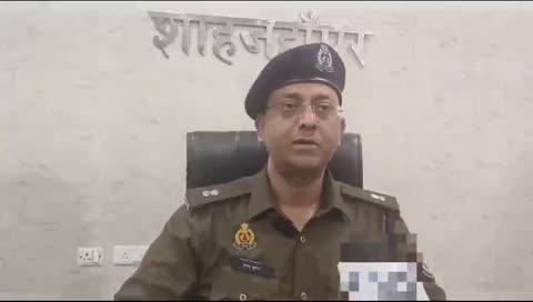 जनपद शाहजहांपुर SWAT टीम चोरी की घटना कारित करने वाले 04 शातिर चोरों को मय बरामद माल 9 किलो 600, सफेद धातु 30 ग्राम पीली धातु के जेवर, सेंध लगाने के उपकरण व 01 अदद अवैध तमंचा 12 बोर व 01 अदद जिन्दा कारतूस 12 सहित किया गया गिरफ्तार...... इसी संबंध मे श्री मनोज कुमार अवस्थी अपर पुलिस अधीक्षक ग्रामीण महोदय शाहजहांपुर की वाइट.....