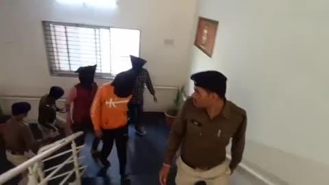 चापड़ा में हुई लूट का पुलिस ने 24 घंटे में किया पर्दाफाश आरोपी हुए गिरफ्तार
बाली थाना अंतर्गत चापड़ा में दुकान पर हुई लूट का पुलिस ने आज रविवार को पर्दाफाश किया है इसमें सात आरोपी गिरफ्तार किए गए हैं। पुलिस अधीक्षक कार्यालय में एसपी पुनीत गहलोत ने प्रेस वार्ता आयोजित कर इसकी जानकारी दी। पुलिस अधीक्षक ने बताया कि फरियादी अश्विन पाटीदार ने शिकायत की थी कि उनके जूते चप्पल की दुकान में अज्ञात बदमाश घुसे और उनसे मारपीट कर उनके गल्ले से ₹60000 करीब लूट लिए। आरोपी अर्टिगा कर से आए थे जिसके आधार पर पूरे मामले की जांच की गई जिसमें बाग़ली के रहने वाले सात आरोपी गिरफ्तार किए गए हैं। पूरी घटना के मामले में जीत पिता जस्सू राठौर, सुमित पिता दीपक, विजय राज पिता हिम्मत राठौर,  वसीम पिता अय्यूब, तन्मय सिसोदिया, सोफियान शेख, मोहित टांक को गिरफ्तार किया गया है।