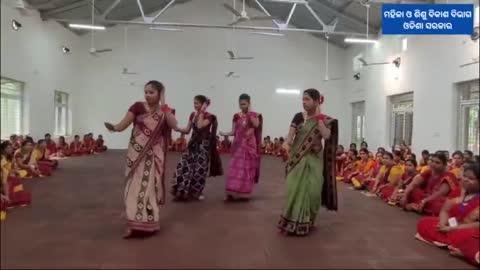 Trained Anganwadi workers at State Women and Children's Institute Bhubaneswar on the importance of 1000 days of a child and the importance of mother's milk for a child have created an awareness through dance performance.
Ministry of Women & Child Development, Government of India CMO Odisha Prabhati Parida UNFPA India UNICEF India Information & Public Relations Department, Government of Odisha Health & Family Welfare Department, Government of Odisha