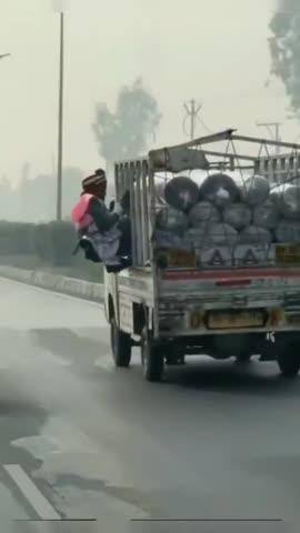 वायरल वीडियो 
मेरठ में दुल्हा घुड़चढ़ी पर था. उसकी नोटों की माला से एक चोर नोट खींचकर भागा
शादी की रस्में छोड़कर दुल्हा चोर के पीछे भागा. चोर ने लोडर स्टार्ट किया और निकलने लगा. दौड़ते लोडर में खिड़की से दूल्हे ने एंट्री मारी तो चोर लोडर छोड़ भागने लगा
दूल्हे ने चोर पकड़ा और जमकर धुनाई की