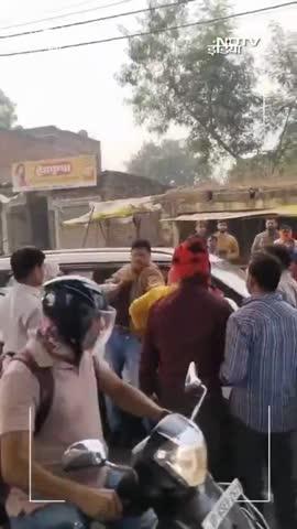 भीड़ ने इंस्पेक्टर को जमकर पीटा
वाराणसी में एक पुलिस इंस्पेक्टर को भीड़ ने बीच सड़क पर जमकर पीटा. दरअसल राजातालाब थानाध्यक्ष अजीत वर्मा परिवार के साथ जा रहे थे तभी रास्ते में उनकी कार से एक ऑटो को टक्कर लग गई. मौके पर लोग इकट्ठा हो गए. इंस्पेक्टर वर्दी में नहीं थे, तो उन्होंने भीड़ से खुद के इंस्पेक्टर होने की बात बताई लेकिन लोगों ने उनकी नहीं सुनी और जमकर उनकी पिटाई कर दी.
#Police | #Varanasi