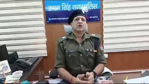 ऊधम सिंह नगर 
रुद्रपुर 
ऊधम सिंह नगर जिले के  थाना पंतनगर की चौकी सिडकुल क्षेत्र में एक कंपनी के कर्मी से मारपीट कर स्कूटी लूटने का मामला सामने आया है। घटना की सूचना मिलने पर पुलिस ने मौके पर पहुंच पीड़ित से जानकारी लेने के बाद सीसीटीवी फुटेज खंगालने में जुटी है। सिडकुल की एक कंपनी में सुपरवाइजर पद पर कार्यरत रणधीर मूल निवासी गाजीपुर यूपी हाल ट्रांजिट कैंप में किराए पर रहते हैं। रात कंपनी जाने के लिए स्कूटी से निकला। इसी बीच पहले से घात लगाए बैठे बाइक सवार तीन युवकों ने रणधीर को घेर लिया और मारपीट शुरू कर दी और स्कूटी छीन कर फरार हो गए। पीड़ित चौकी पहुंचा और पुलिस को घटना से अवगत कराया। स्कूटी लूटने की सूचना सुनते ही पुलिस में हड़कंप मच गया। मौके पर चौकी प्रभारी प्रदीप कुमार पुलिस फोर्स के साथ पहुंचे। पुलिस ने घटना स्थल के आस पास लगे सीसीटीवी फुटेज खंगाले।
- मनोज कत्याल, एसपी सिटी रुद्रपुर