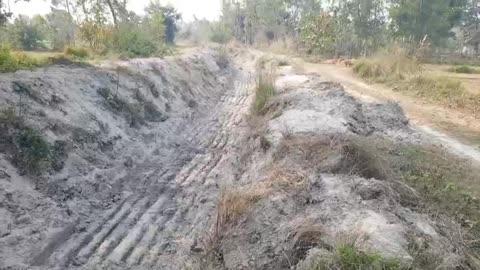 हरदोई। विकासखण्ड बावन के बरखेरा माइनर की खुदाई का काम चल रहा है जोकि सफाई और ख़ुदाई के नाम पर खानापूर्ति की जा रही है माइनर में सिल्ट की अधिकता के कारण पानी किसानों के खेतों तक आसानी से नही पहुँच पाता है जिसकी सफाई और खुदाई समय समय पर होती है माइनर की अच्छे से खुदाई हो जाने से पानी आसानी से खेतों तक पहुँचता है।लेकिन इस बार खुदाई के नाम पर खानापूर्ति की जा रही है। ग्रामीणों का कहना है कि नहर विभाग को इस तरफ ध्यान देने की जरूरत है।