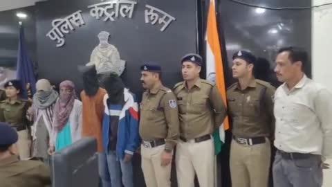 कन्नौद में 22 नवंबर को घर के बाहर निसार अली की हत्या की गई थी जिसके बाद पुलिस ने हत्या का आज मंगलवार शाम 5:00 बजे प्रेस वार्ता पुलिस अधीक्षक कार्यालय में कर खुलासा किया है। पुलिस अधीक्षक पुनीत गहलोत ने बताया कि मृतक की बेटी सिमरन की शादी उसके पिता कहानी करवा रहे थे जिससे वह नाक खुश थी और अपनी मां के साथ मिलकर उसने अपने पिता की हत्या की साजिश रची और अपने मित्र विशाल से हत्या करवाई। खजाना इंदौर के रहने वाले विशाल पिता अशोक और उसके मित्र दीपक ने इस घटना को अंजाम दिया। मामले में पुलिस ने चारों आरोपियों को गिरफ्तार कर लिया है। वहीं sp ने बताया कि इन्होंने पुलिस को कई बार गुमराह करने की कोशिश भी की।