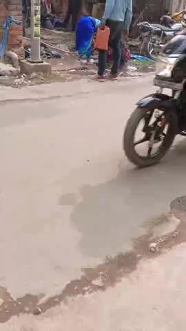 Bhagalpur SM College road ka swasth Bharat abhiyan ka najara dekh sakte hain aap log pani ka kitna barbadi hota hai