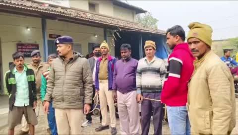 सुगौली पुलिस ने सात पियक्कड़ और एक शराब कारोबारी सहित आठ लोगों को गिरफ्तार कर भेजा न्यायिक हिरासत में।