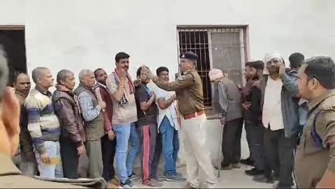 सतना।पुलिस की देखरेख में खाद का हो रहा वितरण।किसानों की लगी लंबी लाइन।नगर पुलिस अधीक्षक महेंद्र सिंह, सिविल लाइन टी आई योगेंद्र सिंह मौजूद।