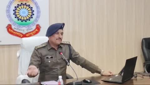 साइबर अपराध रोकने पुलिस और बैंक की समन्वय बैठक आयोजित!
रायगढ़।  बढ़ते साइबर अपराधों पर अंकुश लगाने और ठगी के शिकार लोगों को राहत दिलाने के उद्देश्य से आज पुलिस अधीक्षक दिव्यांग कुमार पटेल के मार्गदर्शन में पुलिस कंट्रोल रूम रायगढ़ में पुलिस और बैंक प्रबंधकों की समन्वय बैठक आयोजित की गई।
बैठक की अध्यक्षता साइबर डीएसपी  अभिनव उपाध्याय ने की। उन्होंने कहा कि साइबर अपराधों की रोकथाम में पुलिस और बैंक के बीच बेहतर समन्वय आवश्यक है। इससे न केवल ठगी गए पैसे को तेजी से वापस दिलाने में मदद मिलेगी, बल्कि साइबर अपराधियों को जल्द गिरफ्तार कर न्याय के दायरे में लाने में भी सफलता मिलेगी।
उपाध्याय ने बताया कि साइबर अपराधी "म्यूल अकाउंट होल्डर्स" का उपयोग कर ठगी की रकम को ट्रांसफर करते हैं। ये अकाउंट होल्डर अक्सर मामूली रकम लेकर अपने दस्तावेज देकर बैंक खाते खोलते हैं और फिर इन्हें अपराधियों को सौंप देते हैं। बैठक में बैंक अधिकारियों को ऐसे म्यूल अकाउंट होल्डर्स की पहचान कर कार्रवाई में सहयोग करने की अपील की गई।
बैठक में डीएसपी अभिनव ने साइबर अपराधों से संबंधित मामलों में बैंक की भूमिका को प्रेजेंटेशन के माध्यम से विस्तारपूर्वक समझाया। उन्होंने बैंक अधिकारियों से फर्जी खातों की जानकारी, सीसीटीवी फुटेज, और अन्य संबंधित जानकारी समय पर उपलब्ध कराने की अपील की। साथ ही, कोर्ट के आदेश मिलने पर पीड़ितों को राशि वापस करने में देरी न करने कहा।
ठगी की रकम जल्द से जल्द होल्ड कराने और पीड़ितों को राहत दिलाने के लिए पुलिस और बैंक अधिकारियों के बीच समयसीमा चर्चा की गई। समन्वय बढ़ाने के लिए एक कोर व्हाट्सएप ग्रुप भी बनाया गया। इसके अलावा, सभी संचार आधिकारिक मेल के माध्यम से ही किए जाने की व्यवस्था सुनिश्चित की गई।
बैठक में जिले के सभी बैंक प्रबंधकों ने हिस्सा लिया और अपने सहयोग का भरोसा दिया। उन्होंने अपनी लीगल टीम के माध्यम से पुलिस को हर संभव मदद पहुंचाने की बात कही।
बैठक में साइबर डीएसपी श्री अभिनव उपाध्याय के साथ साइबर सेल के हेड कांस्टेबल दुर्गेश सिंह, राजेश पटेल, कांस्टेबल प्रशांत पंडा, प्रताप बेहरा, नवीन शुक्ला, रविंद्र गुप्ता, गजेंद्र प्रधान और प्रमोद सागर मौजूद थे। यह बैठक साइबर अपराधों के विरुद्ध पुलिस और बैंक के बीच समन्वय का एक महत्वपूर्ण कदम साबित होगी, जिससे जिले में साइबर अपराधों पर नियंत्रण पाया जा सकेगा।