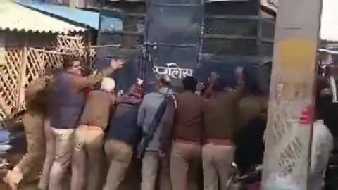 उत्तर प्रदेश के हाथरस कोर्ट लाए जा रहे कैदियों वाली गाड़ी अचानक खराब हो गई तो  सुरक्षाकर्मियों ने  धक्का लगाया