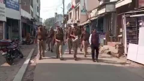 हमीरपुर:पुलिस अधीक्षक डॉ दीक्षा शर्मा ने जुम्मे की नमाज को देखते हुए कस्बे का किया पैदल गस्त. .....
हमीरपुर जनपद की पुलिस अधीक्षक डॉ० दीक्षा शर्मा ने शुक्रवार के दिन जुम्मे की नमाज को देखते हुए पुलिस बल के साथ मौदहा कस्बे का पैदल भ्रमण किया ।साथ ही स्थानीय लोगों को सुरक्षा का भरोसा दिलाया।इस दौरान पुलिस अधीक्षक ने कानून व्यवस्था को सुदृढ़ बनाए रखने एवं आमजन को सुरक्षित वातावरण प्रदान करने के उद्देश से विभिन्न क्षेत्रों का निरीक्षण किया।
पैदल भ्रमण के दौरान पुलिस अधीक्षक ने स्थानीय व्यापारियों ,दुकानदारों और आम लोगों से बातचीत की और उनकी समस्याओं एवं सुझावों को गंभीरता से सुना ।उन्होंने लोगों से अपील की अफवाहों पर ध्यान न दें और किसी भी संदिग्ध गतिविधियों की जानकारी तुरंत पुलिस को दे। नमाज के दौरान सुरक्षा व्यवस्था को सुचारु रूप से संचालित करने के लिए प्रमुख चौराहो ,मस्जिदों और अन्य संवेदनशील स्थानों पर पुलिस बल की तैनाती की गयी थी ।
इस मौके पर पुलिस अधीक्षक ने पुलिस बल को सतर्क रहने और संवेदनशील क्षेत्रों में विशेष निगरानी रखने के निर्देश दिए थे।पुलिस अधीक्षक ने यह सुनाक्षित किया की सुरक्षा व्यवस्था मे किसी भी प्रकार की चूक न हो और हर नागरिक को सुरक्षा का एहसास हो।गस्त के दौरान पुलिस अधिकारियों ने क्षेत्र की गलियों मुख्य बजार में घूमकर यह सुनाक्षित किया की किसी भी प्रकार की अप्रिय घटना न हो।जुम्मे की नमाज शांतिपूर्ण और कुशलतापूर्वक संपन्न कराने के लिए पुलिस ने व्यापक इंतजाम किया था।इस दौरान यातायात व्यवस्था को शुचारु बनाए रखने के लिए विशेष रूप से ट्रैफ़िक पुलिस को निर्देश दिए थे।स्थानिए लोगों ने भी पुलिस के इस प्रयास की सराहना की और क्षेत्र में शांति और सौहार्द बनाए रखने के लिए सहयोग प्रदान किया।और जुम्मे की नमाज शांति और सौहार्दपूर्ण वातावरण में संपन्न हुई।