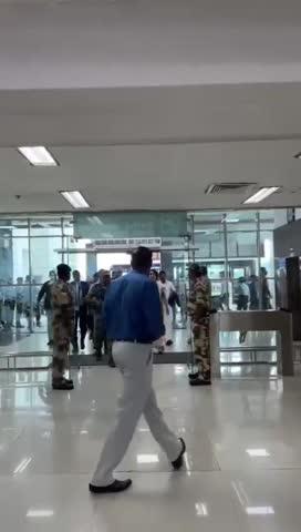 LoP Shri @RahulGandhi and Congress General Secretary Smt. @priyankagandhi ji received a warm welcome from Congress leaders and supporters.
📍 Calicut Airport, Kerala