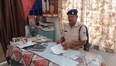 वर्ष 2021 के प्रकरण मे फरार स्थाई वारंटी को अकोदिया पुलिस ने किया गिरफ्तार
अकोदिया।
थाना अकोदिया के अपराध क्रमांक 156/2021 धारा 363, 366(क), 376(3), 376(2) (एन) भादवि, 3/4, 5 (एल)/6 पास्कों एक्ट मे आरोपी निलेश पिता शिशुपाल पार्टी उम्र 21 साल निवासी फ्रीगंज शुजालपुर मण्डी नाबालिक लडकी का अपहरण कर भगाकर ले गया था और उसके साथ गलत काम किया था आरोपी को दिनांक 22.06.21 को गिरफ्तार कर माननीय न्यायालय शुजालपुर मे पेश कर जेल दाखिल किया गया था बाद आरोपी की जमानत होने के पश्चात फरार होकर माननीय न्यायालय मे उपस्थित नही होने के कारण माननीय न्यायालय द्वारा कई बार गिरफ्तारी वारंट जारी किये गये आरोपी की गिरफ्तारी के कई भरसक प्रयास किये गये परन्तु आरोपी का कोई पता नही चलने से दिनांक 13.04.24 को माननीय न्यायालय द्वारा आरोपी का स्थाई वारंट जारी किया गया था।
पुलिस अधीक्षक  यशपाल सिहं राजपूत, अतिरिक्त पुलिस अधीक्षक टी. एस. बघेल एंव  एसडीओपी पिन्टु कुमार बघेल के निर्देशन मे टीम गठित की जाकर लगातार फरार चल रहे वारंटियों की तलाश की जा रही थी कि आज दिनांक 30.11.24 को मुखबीर की सूचना के आधार पर स्थाई वारंटी आरोपी निलेश पिता शिशुपाल पार्टी उम्र 21 साल निवासी फ्रीगंज शुजालपुर मण्डी को गिरफ्तार कर माननीय न्यायालय शुजालपुर मे पेश किया गया है न्यायालय द्वारा जेल वारंट जारी करने पर आरोपी को उप जेल शुजालपुर दाखिल किया गया।
उक्त सराहनीय कार्य मे थाना प्रभारी रामकिशन गौड, कार्य. सउनि खुशाल सिहं मुनिया, प्रधान आरक्षक आनंद शर्मा, आरक्षक रवि रघुवंशी, बनवारी यादव, यासिर एंव तेजसिहं सेंधव की महत्वपूर्ण भुमिका रही।