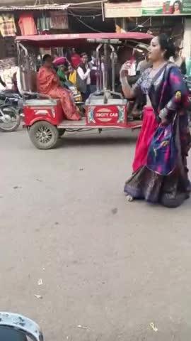 सीतापुर के सिधौली का वीडियो हुआ वायरल, व्यस्त सड़क मार्ग पर बनाई रील
सीतापुर जिले के सिधौली कस्बे में तहसील रोड पर अचानक एक महिला करने लगी डान्स
सब अपने-अपने मोबाइल में करने लगे कैद
सिधौली तहसील रोड पर महिला बनने लगी रील
सिधौली के अति व्यस्तम मार्ग पर महिला ने बनाई रील