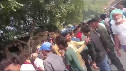 ग्रामीणों द्वारा बाबतपुर जमालापुर मार्ग को जाम किया गया।
एसीपी पिंडरा प्रतीक कुमार मौके पर पहुँचकर स्थिति को सम्हाले और उनके आश्वासन के बाद जाम को खुलवाया गया।