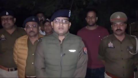 बिग ब्रेकिंग 
मिर्ज़ापुर
लालगंज थाना क्षेत्र स्थित पेट्रोल पंप पर हुई लूट के मामले में पुलिस को मिली बड़ी सफलता 
पुलिस और बदमाशों के बीच हुई मुठभेड़ में पुलिस ने दो बदमाशों को मारी गोली 
मुठभेड़ में दो बदमाशों के पैर में लगी गोली, एक अन्य साथी गिरफ्तार 
मौके पर आलाधिकारी मौजूद अपडेट 
लालगंज थाना क्षेत्र लहंगपुर चौकी अंतर्गत चिंतांग मोड़ के पास हुई मुठभेड 
मुठभेड में दो बदमाश घायल, ईलाज के लिए नजदीकी अस्पताल ले गईं पुलिस