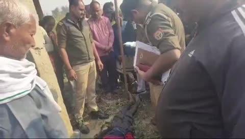 Breaking - कुशीनगर 
- एक युवक का शव मिलने से फैली सनसनी
- गाड़ी धुलाई सेंटर में शव मिलने से मचा हड़कंप
- स्थानीय लोगो ने दी पुलिस को सूचना
- मृतक की पहचान राजू प्रसाद पटहेरवा थाना क्षेत्र के धनहा निवासी के रूप में हुई
- मृतक राजू प्रसाद के मुंह और नाक पर लगा है खून और गले पर है सूजन 
- लोग जता रहे हैं हत्या की आशंका
- 18 वर्षीय राजू जन्म से है गुंगा,मृतक के माता पिता भी है गुंगे
- चौरा खास थाना क्षेत्र के जोकवा सोनबरसा मार्ग पर पेट्रोल पंप के समीप की घटना।