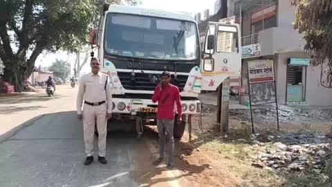 बिना फिटनेस के खस्ता हाल में चल रहे टिप्पर को जिला परिवहन अधिकारी ने किरनापुर थाने के सामने पकड़ा,,, की कार्यवाही,,