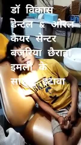 दांत की चोट Tooth Avulsion
यह केस एक दांतो की चोट से संबंधित है इसमें बच्चे का मोटरसाइकिल से एक्सीडेंट हो गया, जिससे उसके ऊपर के दो दांत  पूरी तरह से निकलकर बाहर सड़क पर गिर पड़े l उसके बाद लोगों ने बच्चे को उठाया और उसके दांत  उठा कर दे दिए l उसके 20 मिनट के भीतर उसके मां-बाप बच्चे को मेरे पास ले आए l मैंने बच्चे के दांत उसी जगह पर तारों से  फिक्स कर  दिए l एक दांत आधा टूट चुका था लेकिन मैंने उसको उसी पोजीशन में अच्छे से बैठा कर और 3 हफ्ते के लिए स्प्लिंटिंग कर दी l  3 हफ्ते बाद तार हटाने के बाद अब दांत पूरी तरह से फिक्स हैं और मरीज पूर्णतया संतुष्ट हैl बाद में इन दातों की आरसीटी करनी पड़ सकती है l क्योंकि दांत बाहर निकलने से इसकी नस डैमेज हो चुकी होगी तो आरसीटी के लिए पेशेंट को बाद में चेक अप करने के लिए बुलाया हैl
अगर खेलकूद या फिर दुर्घटना में आपके बच्चे का दांत टूट जाए तो चार से छह घंटे के भीतर दांत को, अनुभवी डेंटिस्ट के पास लेकर पहुंचे। यह दांत दोबारा जुड़ जाएगा l