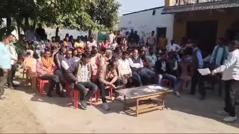 खनियाधाना और बामोरकला के नवनियुक्त भाजपा मंडल हटाने की मांग : बूथ प्रभारी एकजुट, सुनवाई न होने पर पार्टी से इस्तीफा देने का दिया अल्टीमेटम  
शिवपुरी जिले में भाजपा ने अपने 29 मंडलों में से 20 मंडलों के अध्यक्षों की घोषणा कर दी है। 9 मंडलों के अध्यक्षों की घोषणा होल्ड पर है। लेकिन खरई मंडल अध्यक्ष की घोषणा विवादों के घेरे में आने के बाद अब खनियाधाना और बामौरकला भाजपा मंडल के कार्यकर्ताओं ने घोसित हुए नव मंडल अध्यक्ष के विरोध में मोर्चा खोल दिया हैं। खनियाधाना और बामौरकला के भाजपा कार्यकर्ताओं सहित बूथ प्रभारियों ने भाजपा के निर्वाचन अधिकारी और जिला अध्यक्ष के नाम एक पत्र लिखकर मंडल अध्यक्ष को हटाए जाने की मांग की है।